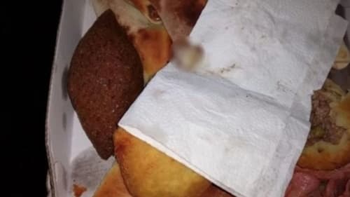 Adolescente encontra pedaço de dedo humano em salgado entregue por delivery