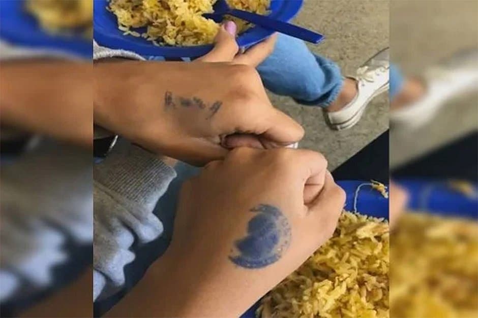 Escola no DF carimbou mão de alunos para não repetirem merenda