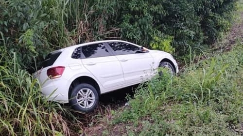 Carro tomba na BA-650 entre Ipiaú e Ibirataia após pista molhada