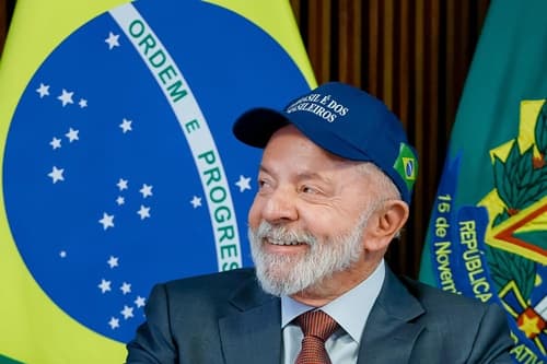 Lula e Donald Trump conversam por telefone e discutem retomada das relações entre Brasil e EUA