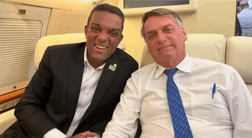 Bolsonaro lança Flávio à Presidência e recebe críticas de Otoni de Paula