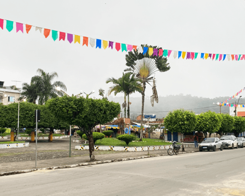 Prefeitura de Ibirataia inicia decoração junina nas principais vias da cidade
