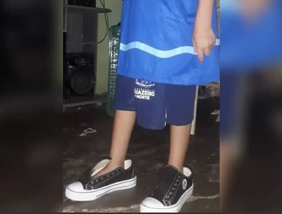 Crianças recebem uniforme e sapatos ‘gigantes’ em escolas no interior do Ceará