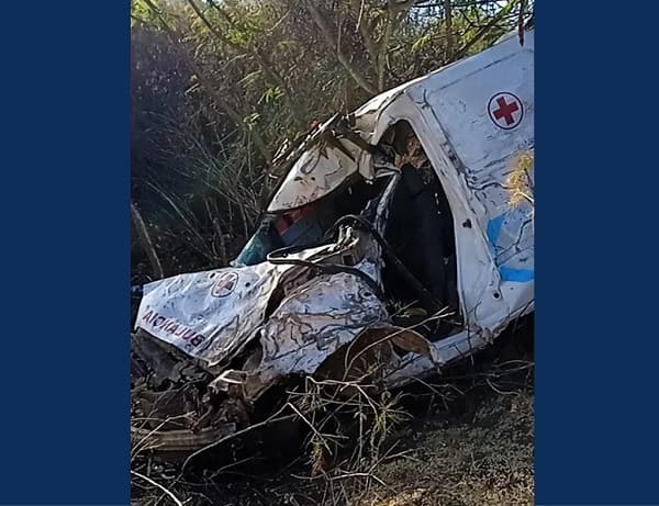 Mãe e filha morrem em acidente entre ambulância e carreta na Chapada Diamantina