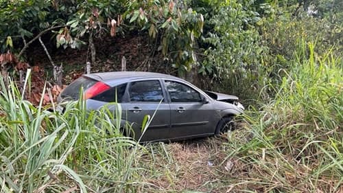 Ibirataia: Carro sai da pista no trecho da garganta e colide com árvore na BA-650, entre Ipiaú e Ibirataia