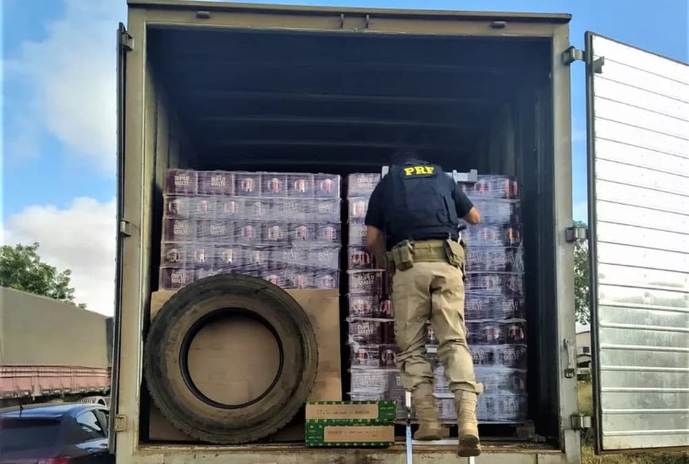 PRF apreende quase 15 mil litros de cerveja sem nota fiscal em rodovia na Bahia