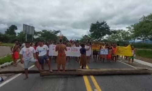 Grupo interdita trecho da BR-101 em protesto contra a morte de indígena