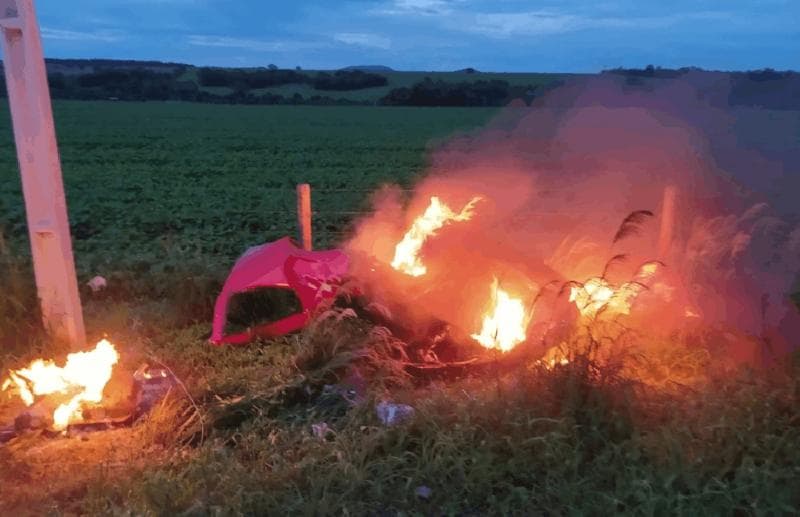 Motorista morre e Ka termina partido ao meio pegando fogo na GO-060