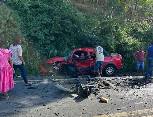 Colisão entre dois veículos na BR-330 deixa feridos na região do Cajueiro, entre Jitaúna e Jequié