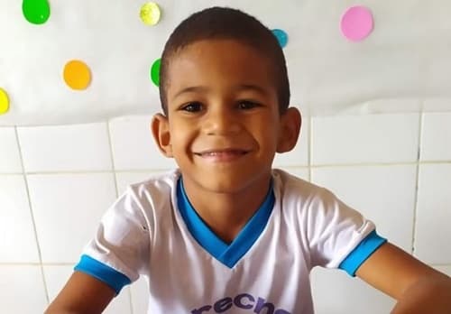 Menino morre após cair de bicicleta ao segurar ‘carreta da alegria’
