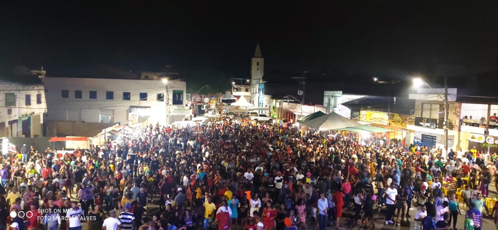 Ibirataia: Festa com Vanoly Cigano reúne centenas de pessoas na praça 7 de setembro