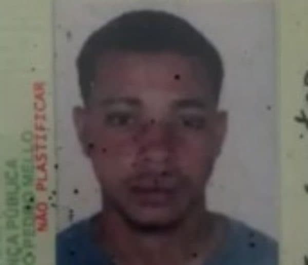 Pai encontra corpo de filho enterrado em cova rasa na Bahia