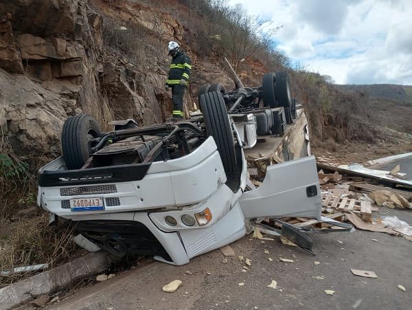 Maracás: Caminhão capota na BA-026, motorista morre e carga é saqueada
