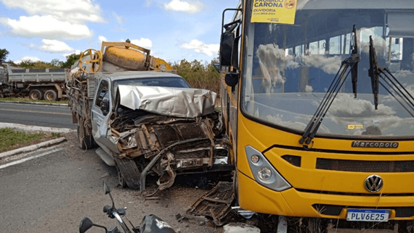 Ônibus escolar se envolve em acidente na BA-052