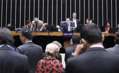 Câmara aprova licença menstrual de até dois dias por mês para mulheres com sintomas graves