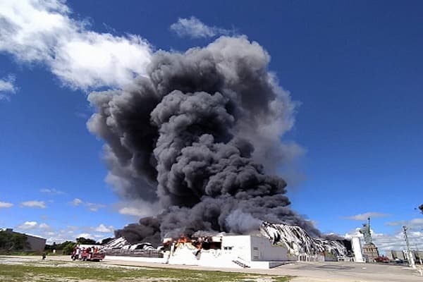 Treze carros-pipas e retroescavadeira são utilizados para combater incêndio em loja da Havan