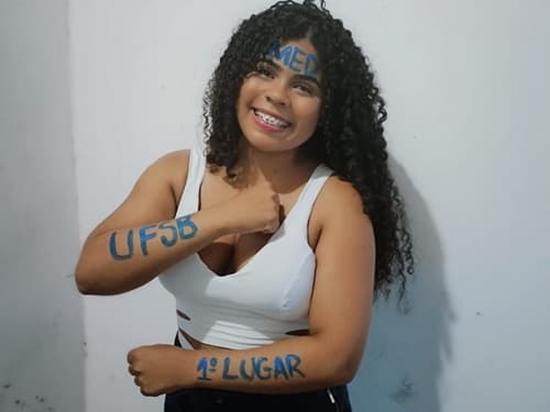 Jovem do Japomirim é aprovada em 1º lugar em Medicina e busca apoio financeiro para iniciar o curso