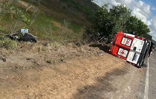Acidente entre ambulância do Samu e Fiat Grand Siena deixa danos materiais em Teofilândia
