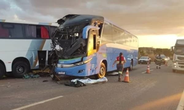 Acidente entre dois ônibus causa morte de motorista e deixa dezenas de passageiros feridos