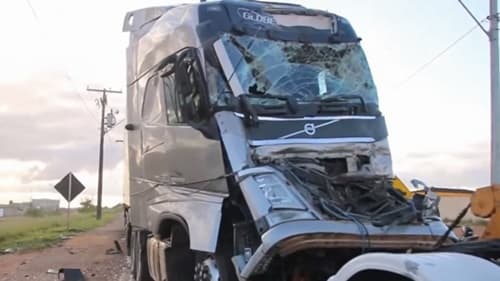 Após cochilar, motorista colide com traseira de caminhão