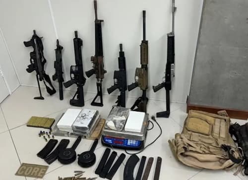 Polícia descobre bunker na Bahia que escondia fuzis, metralhadoras e cocaína