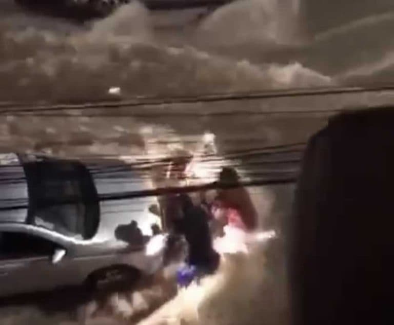 Em Conquista 3 pessoas foram arrastadas na Avenida São Geraldo durante chuva forte, vídeo