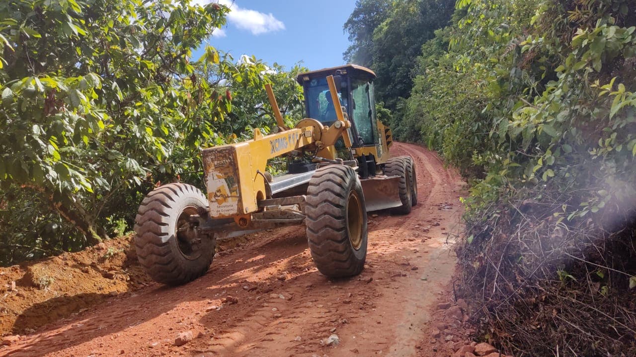 Ibirataia: Prefeitura faz patrolamento e cascalhamento nas regiões da Pedra Chata e Cachoeirinha