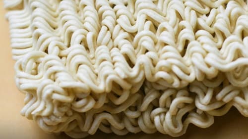 Garoto de 13 anos morre após comer macarrão instantâneo cru