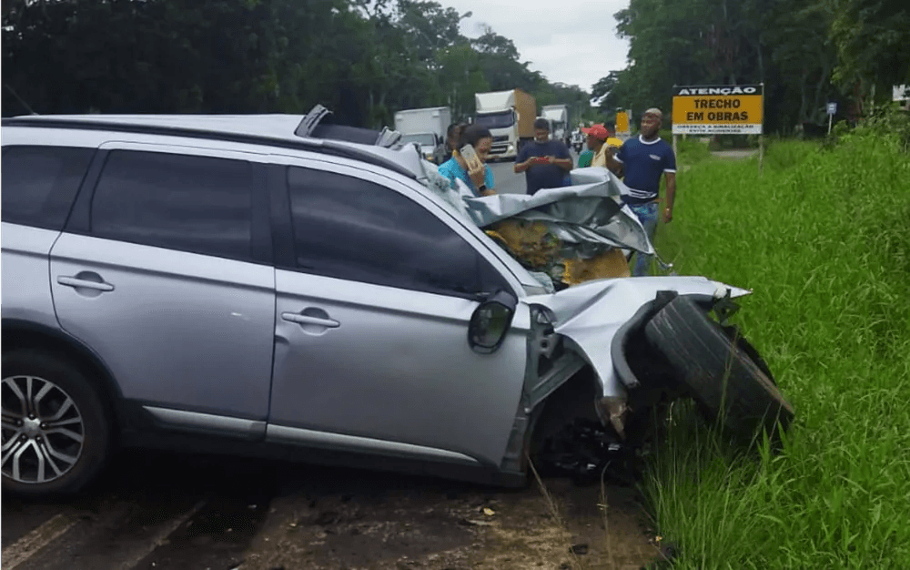 Motorista morre após batida entre carro e caçamba na BR-415, entre Itabuna e IlhéuS