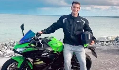 Motociclista de 21 anos morre após perder controle da moto e bater em caminhão