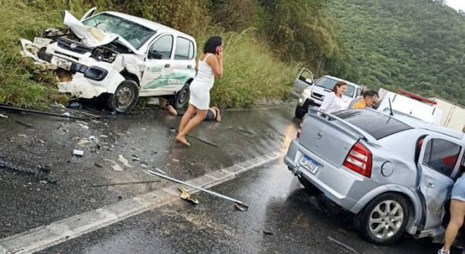 Colisão entre carro deixam mulher e neto mortos