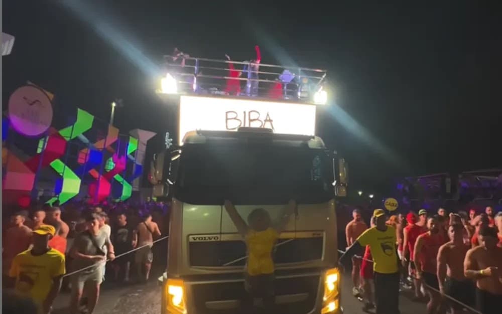 Daniela Mercury reproduz meme do ‘patriota do caminhão’ em trio elétrico