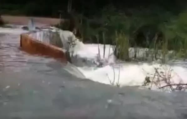 Itaquara: Comunidades ficam ilhadas após pontes se romperem por causa das chuvas