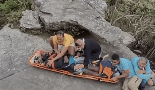 Turista francês é resgatado de helicóptero após ser encontrado ferido na Chapada Diamantina