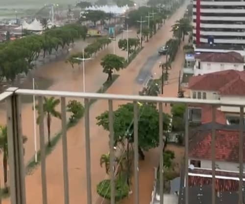 Moradores registram caos provocado pela forte chuva em Ilhéus