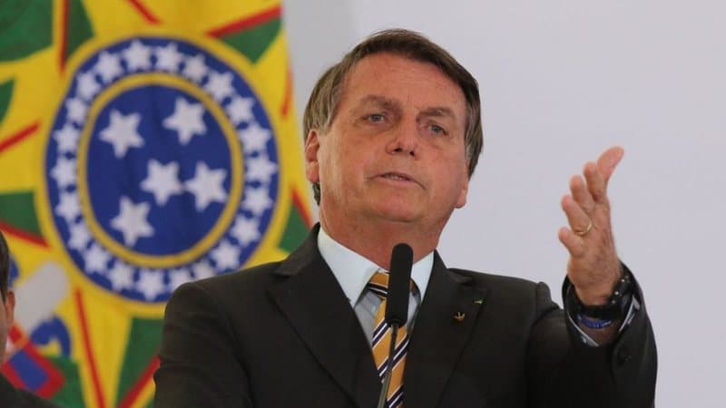 Rússia exige que Bolsonaro faça 5 testes de Covid antes de reunião com Putin
