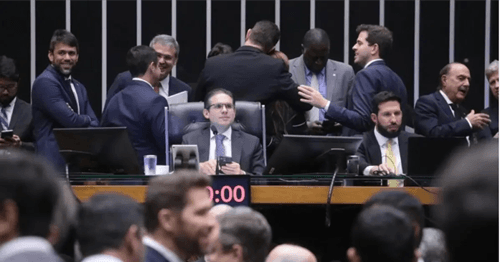 Câmara aprova urgência para projeto que anula decreto do governo sobre IOF