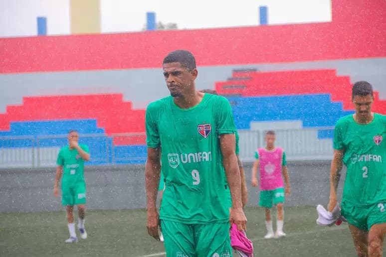 Tragédia no Futebol Baiano: Atacante do Bahia de Feira, Deon, falece após passar mal em treino