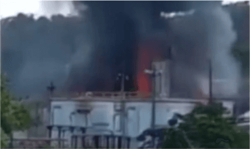 Tanque de óleo da Petrobras pega fogo e assusta moradores na Bahia
