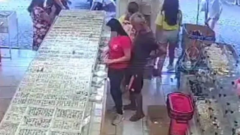 Vendedora é assediada por homem e segurança reage dentro de loja