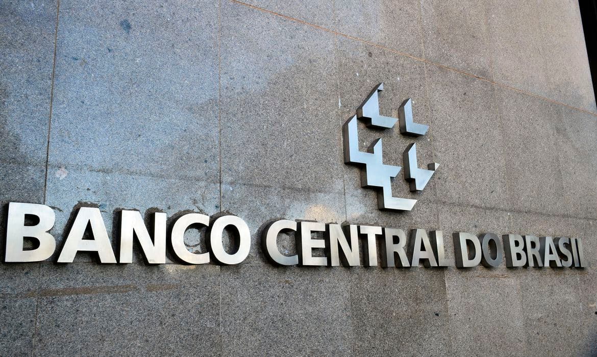 Banco Central corrige dados cambiais e país fecha 2022 no negativo