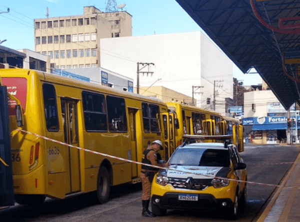 Mulher corre para pegar em ônibus em terminal, tropeça, cai e morre atropelada