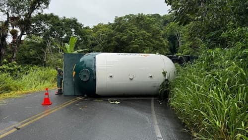 Ibirataia: Caminhão tomba na BA-650 e interdita trânsito