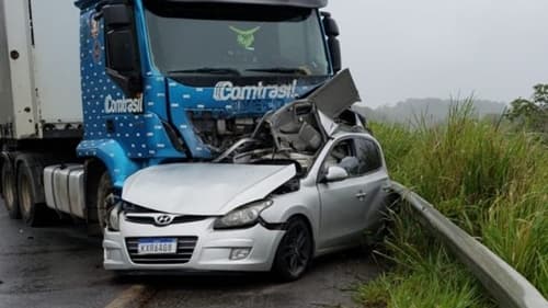 Jogador de futebol morre em acidente de carro na BR-101 no sul da Bahia