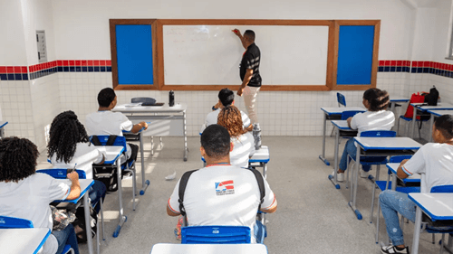 Cerca de 700 mil alunos e 35 mil professores retomam atividades escolares nesta segunda-feira, 10