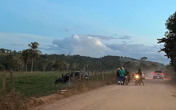 Carro capota na estrada que liga Ipiaú à Fazenda do Povo