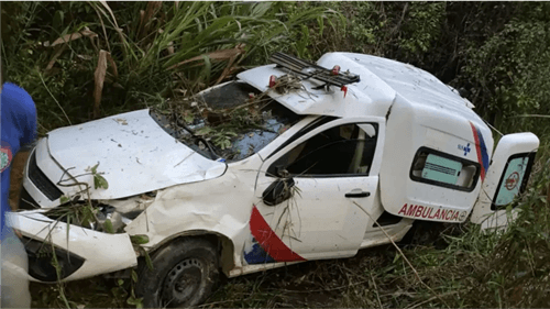 Ambulância com enfermeira cai em ribanceira