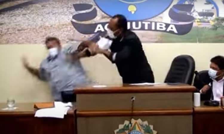 Sessão para eleger nova presidência da Câmara termina em briga entre vereadores de Acajutiba