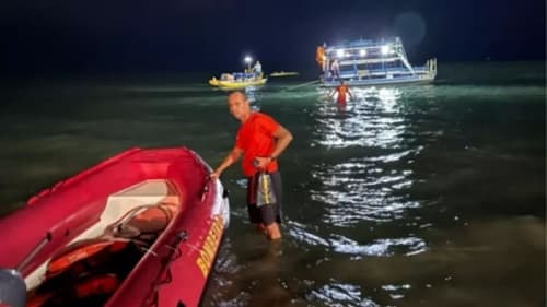 Embarcação naufraga em Maceió com 12 pessoas após passeio em piscinas naturais