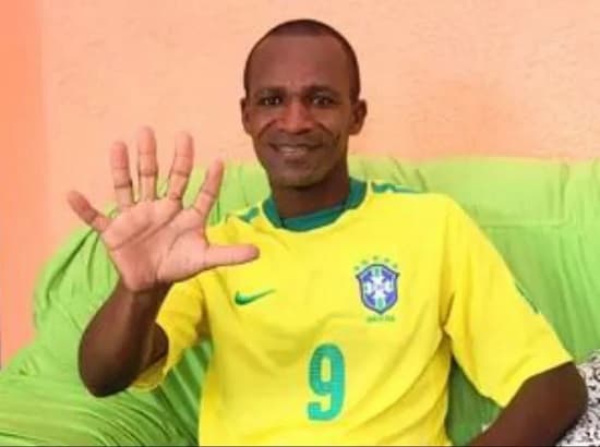 Baiano com seis dedos pretende comemorar hexa da seleção com uma mão só